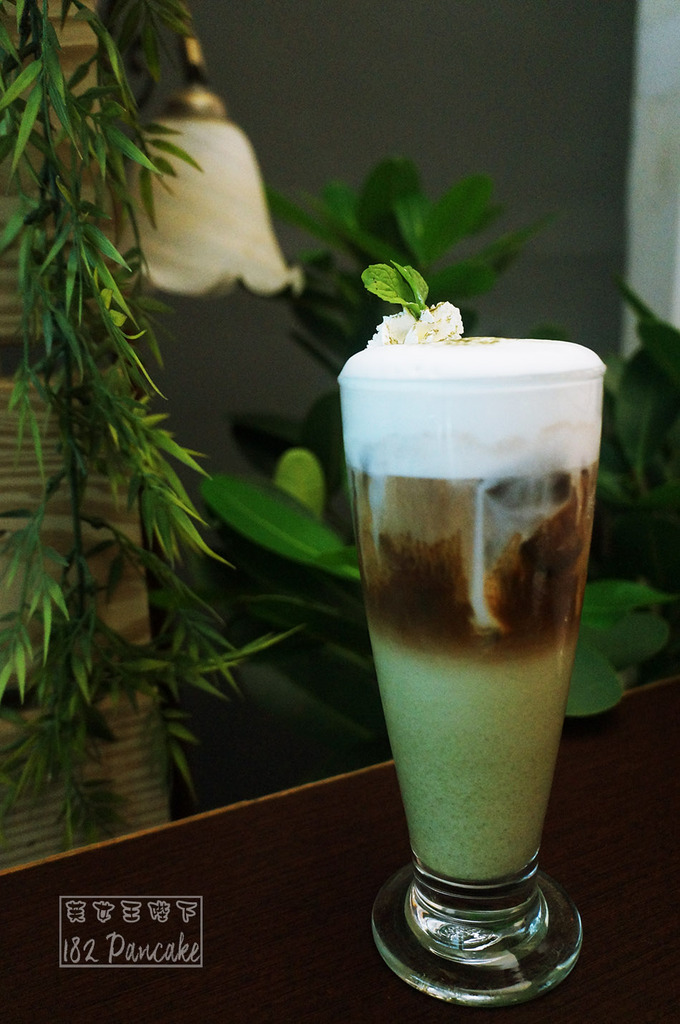 豐富又創意的鬆餅。拉絲麻糬抹茶鬆餅牽住你的心