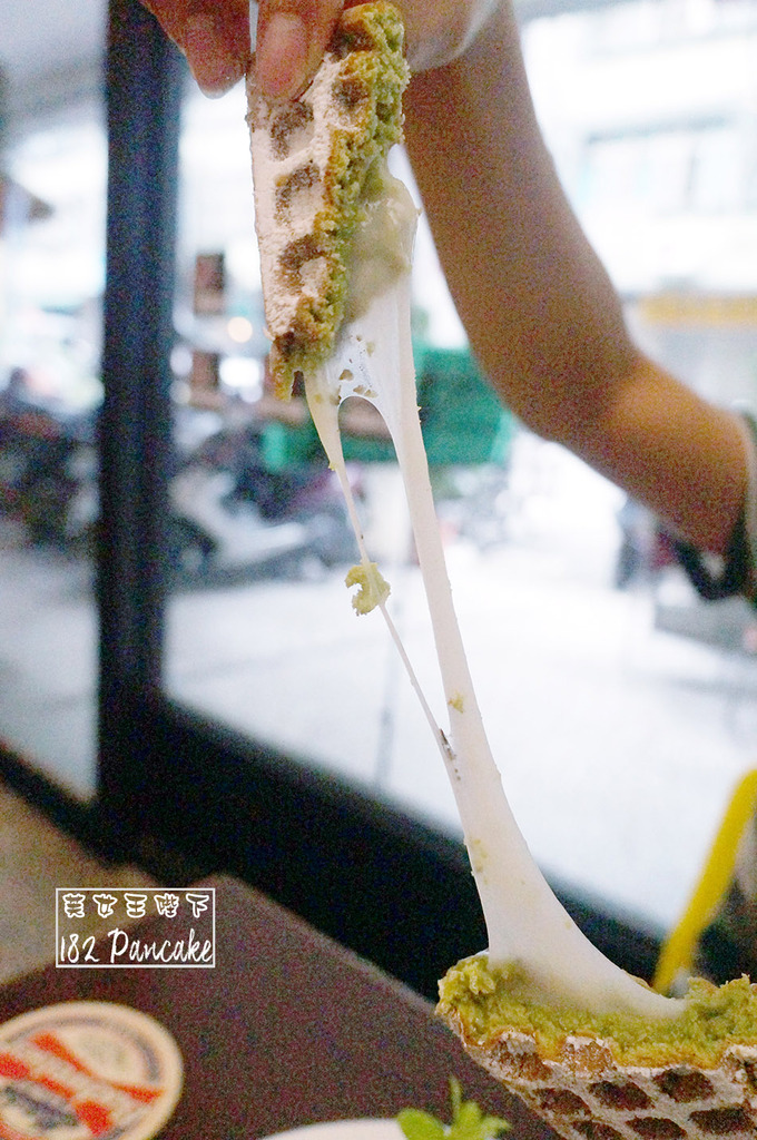 豐富又創意的鬆餅。拉絲麻糬抹茶鬆餅牽住你的心