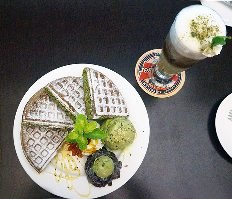 豐富又創意的鬆餅。拉絲麻糬抹茶鬆餅牽住你的心