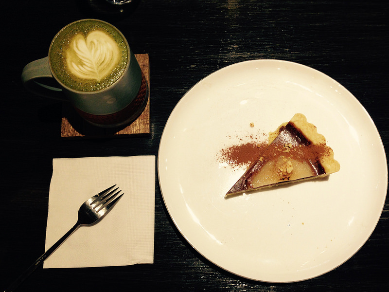 【美食。下午茶｜台北。台電大樓站】《找點心》師大商圈隱藏版甜點 懷舊木屋 手作洋梨巧克力塔&白巧克抹茶奇諾