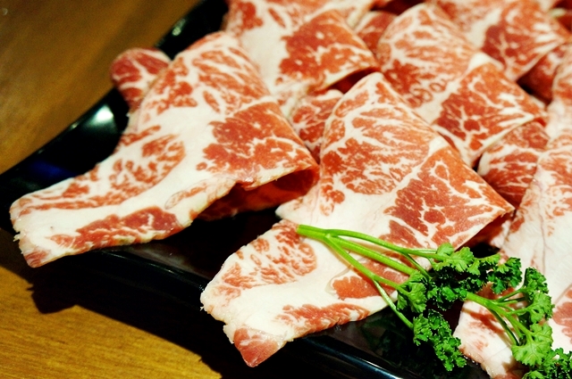 【台北中山區】八條麻辣鍋,讓你爽快吃超大肉片和麻的過癮的湯!