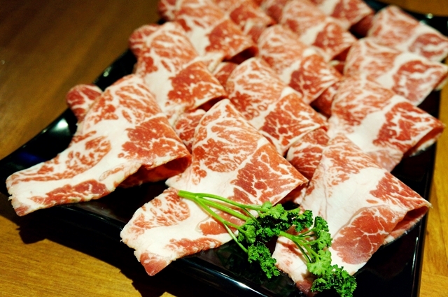 【台北中山區】八條麻辣鍋,讓你爽快吃超大肉片和麻的過癮的湯!