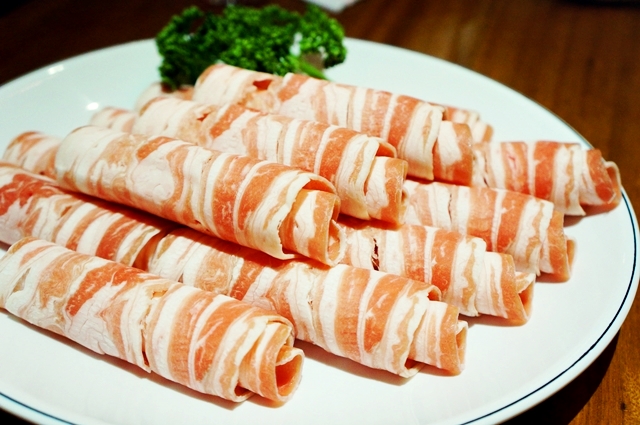 【台北中山區】八條麻辣鍋,讓你爽快吃超大肉片和麻的過癮的湯!