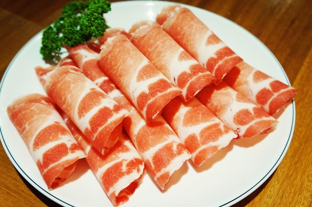 【台北中山區】八條麻辣鍋,讓你爽快吃超大肉片和麻的過癮的湯!