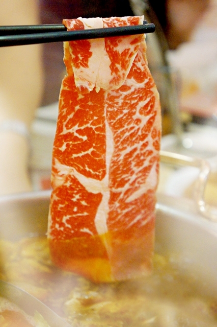 【台北中山區】八條麻辣鍋,讓你爽快吃超大肉片和麻的過癮的湯!