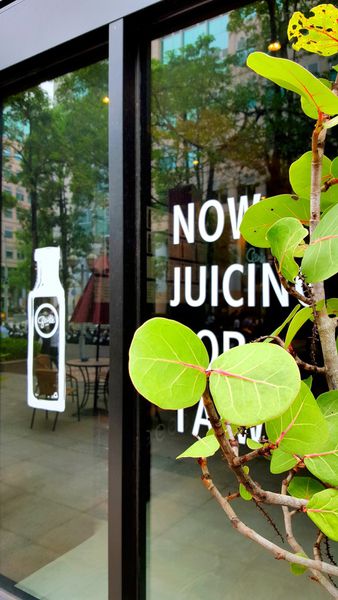 ▌內湖 • Genie Juicery ▌薇拉小公主也很懷疑 • 上班族坐在電腦前面超過8小時, 大家還有在呼吸嗎? 如果找不到適合的人做人工呼吸,趕快自救吧 ! 來一瓶加氧果汁...