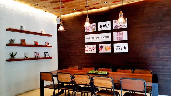 ▌內湖 • Genie Juicery ▌薇拉小公主也很懷疑 • 上班族坐在電腦前面超過8小時, 大家還有在呼吸嗎? 如果找不到適合的人做人工呼吸,趕快自救吧 ! 來一瓶加氧果汁...