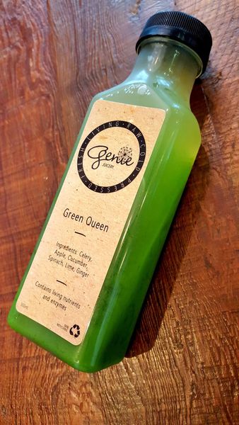 ▌內湖 • Genie Juicery ▌薇拉小公主也很懷疑 • 上班族坐在電腦前面超過8小時, 大家還有在呼吸嗎? 如果找不到適合的人做人工呼吸,趕快自救吧 ! 來一瓶加氧果汁...