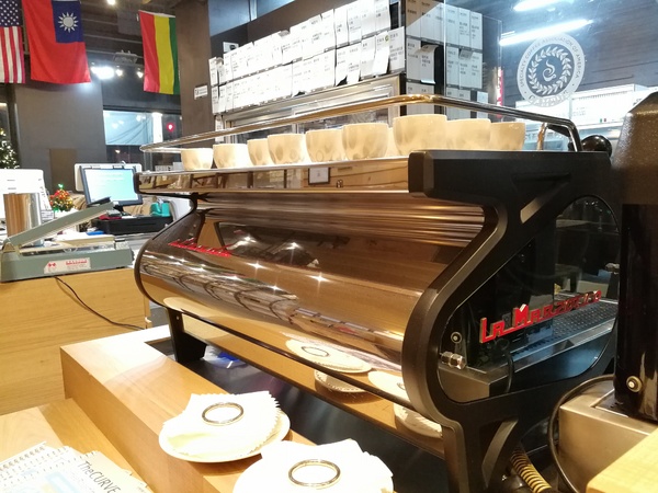 The CURVE Coffee Roasting Co.:台中黎明路 The CURVE Coffee Roasting Co. 秋紅谷附近專業自家烘焙咖啡館