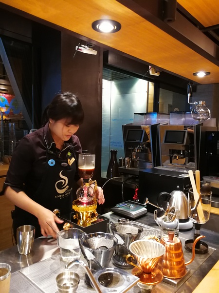 The CURVE Coffee Roasting Co.:台中黎明路 The CURVE Coffee Roasting Co. 秋紅谷附近專業自家烘焙咖啡館