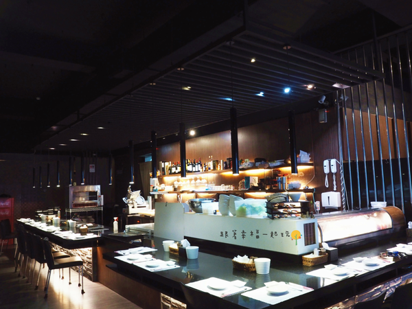 《八田頂級帝王蟹燒烤》千元有找就可以吃到頂級帝王蟹？還有專人桌邊服務？