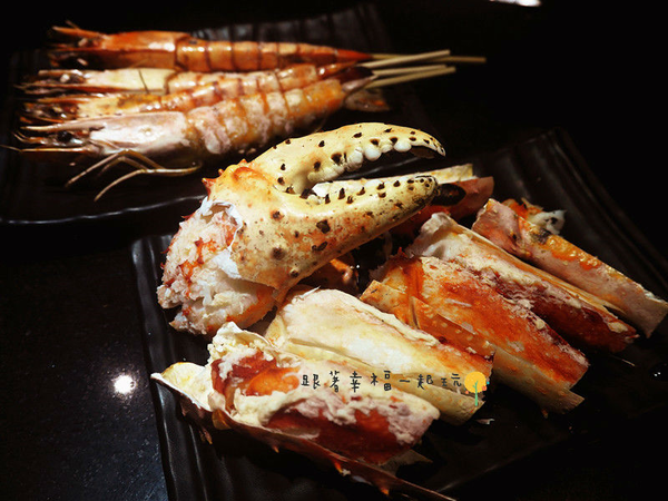 《八田頂級帝王蟹燒烤》千元有找就可以吃到頂級帝王蟹？還有專人桌邊服務？