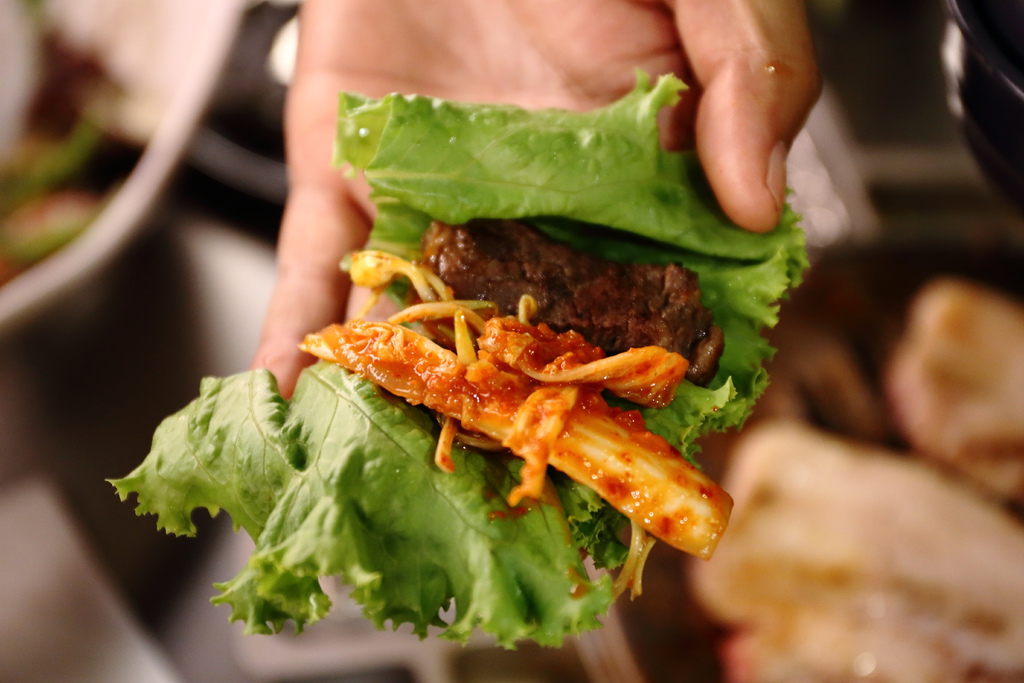 用生菜叶包卷著肉的吃法,是韩国传统吃法,包烤肉用的生菜五花八门,连