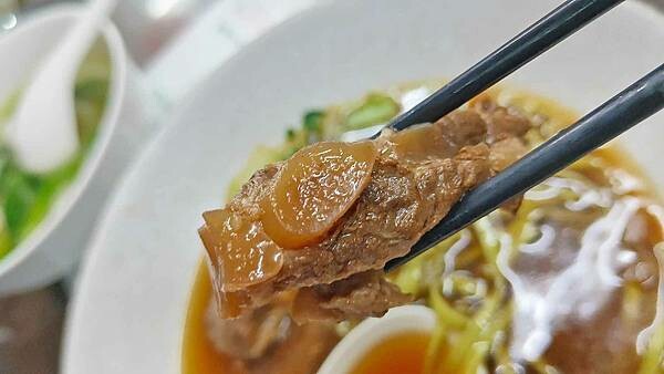 祥發養生蔬菜排骨麵食館｜板橋火車站旁大遠百周邊必吃美食，軟爛好入口的軟骨排骨麵必點