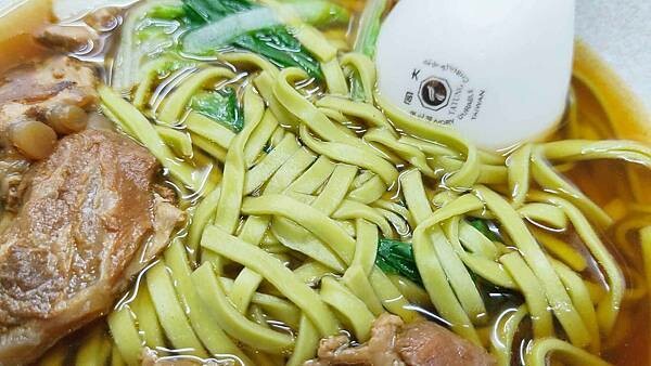 祥發養生蔬菜排骨麵食館｜板橋火車站旁大遠百周邊必吃美食，軟爛好入口的軟骨排骨麵必點