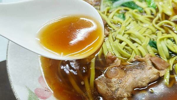 祥發養生蔬菜排骨麵食館｜板橋火車站旁大遠百周邊必吃美食，軟爛好入口的軟骨排骨麵必點