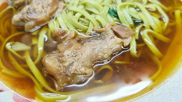 祥發養生蔬菜排骨麵食館｜板橋火車站旁大遠百周邊必吃美食，軟爛好入口的軟骨排骨麵必點