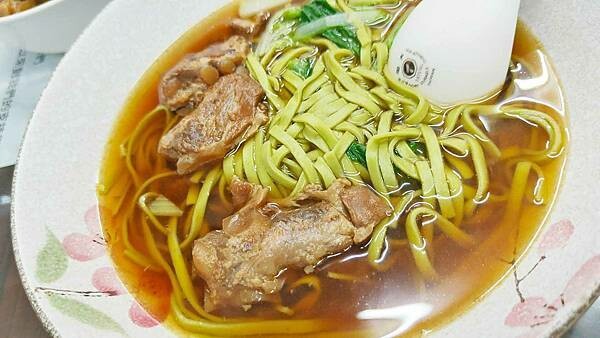祥發養生蔬菜排骨麵食館｜板橋火車站旁大遠百周邊必吃美食，軟爛好入口的軟骨排骨麵必點