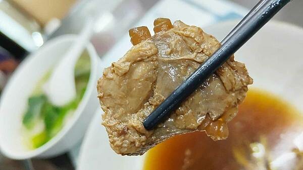祥發養生蔬菜排骨麵食館｜板橋火車站旁大遠百周邊必吃美食，軟爛好入口的軟骨排骨麵必點