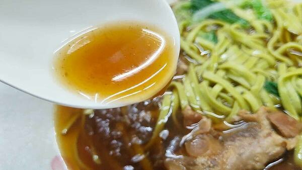 祥發養生蔬菜排骨麵食館｜板橋火車站旁大遠百周邊必吃美食，軟爛好入口的軟骨排骨麵必點