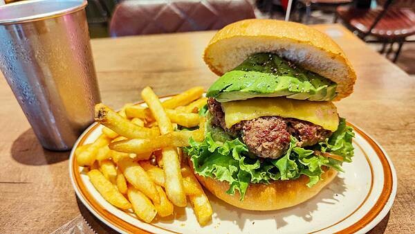 祥發養生蔬菜排骨麵食館｜板橋火車站旁大遠百周邊必吃美食，軟爛好入口的軟骨排骨麵必點