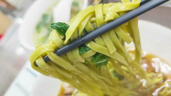 祥發養生蔬菜排骨麵食館｜板橋火車站旁大遠百周邊必吃美食，軟爛好入口的軟骨排骨麵必點