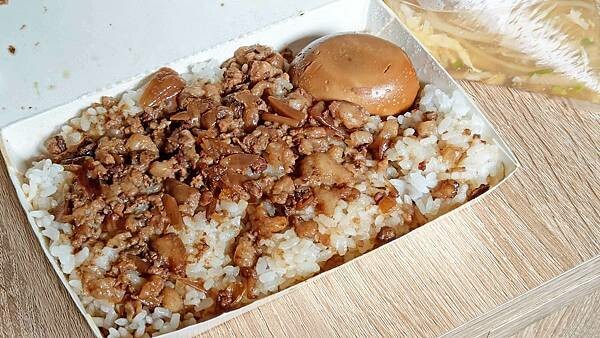 【中和美食】滷肉腳-還沒有到用餐時間就排到店門外的超人氣排隊豬腳飯