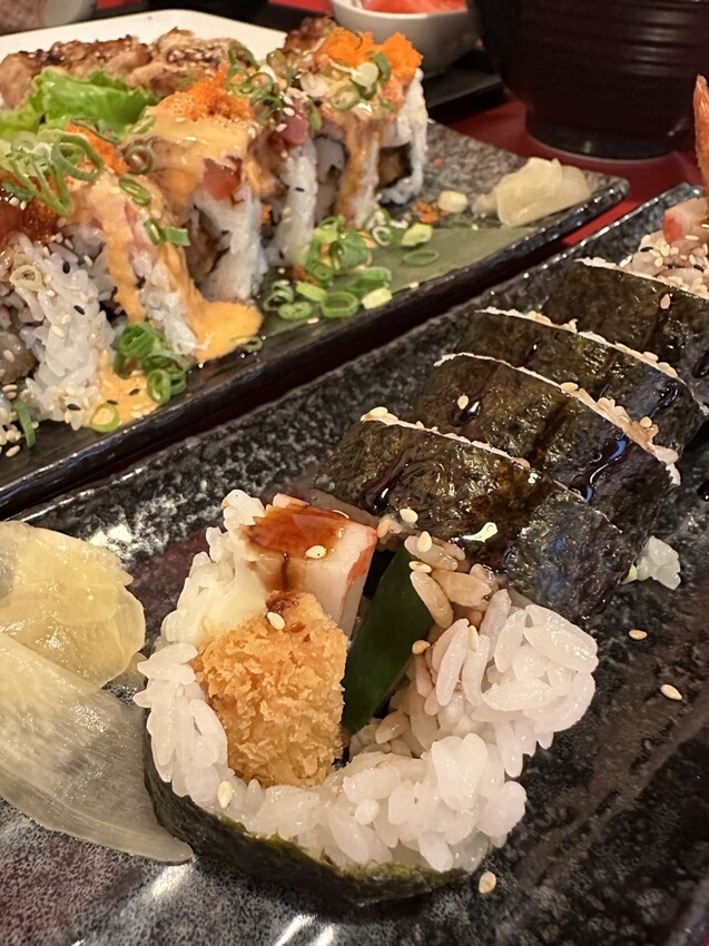 新北。板橋︱板橋車站的平價熱門日式料理有厲害的火山卷好吃CP值高︱八八食堂