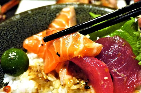 八八食堂：【平價日式料理】八八食堂，生魚片/握壽司/丼飯，讓人愛不釋口一道道美味料理，運板橋站美食