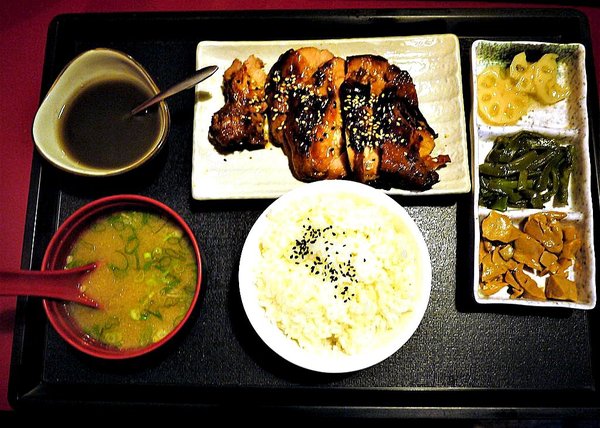 八八食堂：【平價日式料理】八八食堂，生魚片/握壽司/丼飯，讓人愛不釋口一道道美味料理，運板橋站美食