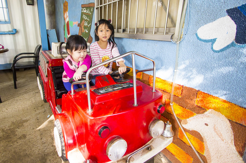【台中親子景點】台中免門票景點｜益健乳羊牧場～市區就能餵羊、餵雞，牧草飼料只需20元