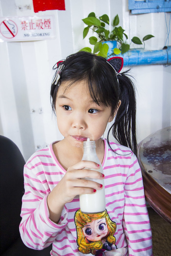 【台中親子景點】台中免門票景點｜益健乳羊牧場～市區就能餵羊、餵雞，牧草飼料只需20元