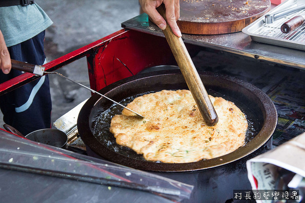 東港蔥油餅:【食記】{屏東。東港鎮}東港在地人都知道的美食,馬祖蔥油餅酥薄脆 東港蔥油餅:【食記】{屏東。東港鎮}東港在地人都知道的美食,馬祖蔥油餅酥薄脆