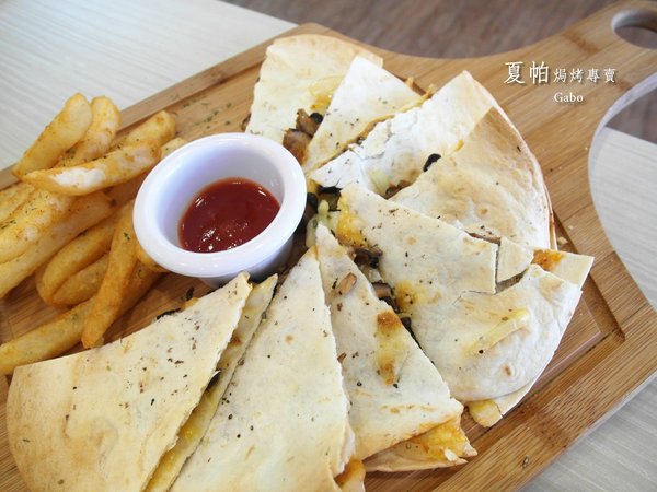 夏帕焗烤專賣(台南夢時代店)：【台南】夏帕焗烤專賣 (夢時代店) ──BABY蜜糖土司／平價焗烤／推辣肉醬起司脆餅