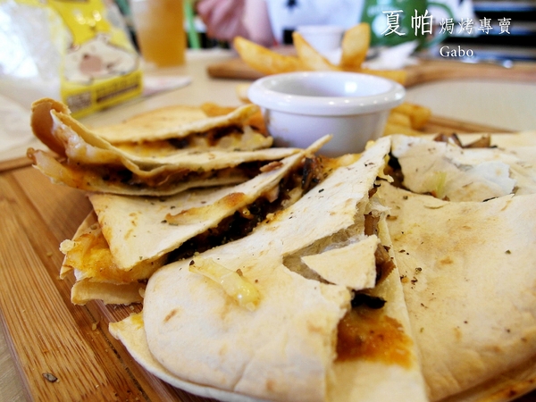 夏帕焗烤專賣(台南夢時代店)：【台南】夏帕焗烤專賣 (夢時代店) ──BABY蜜糖土司／平價焗烤／推辣肉醬起司脆餅