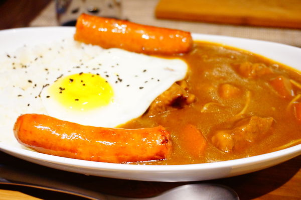 咖哩控一定要吃過一輪！全台19家療癒系大人味咖哩，不只美味到舌尖跳熱舞、還要好拍到相機沒電啊！ 