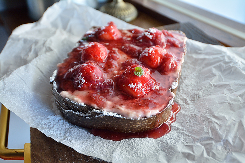 山房Mountain House 新竹早午餐:自製塔塔魚三明治,草莓醬多到滿出來的草莓吐司