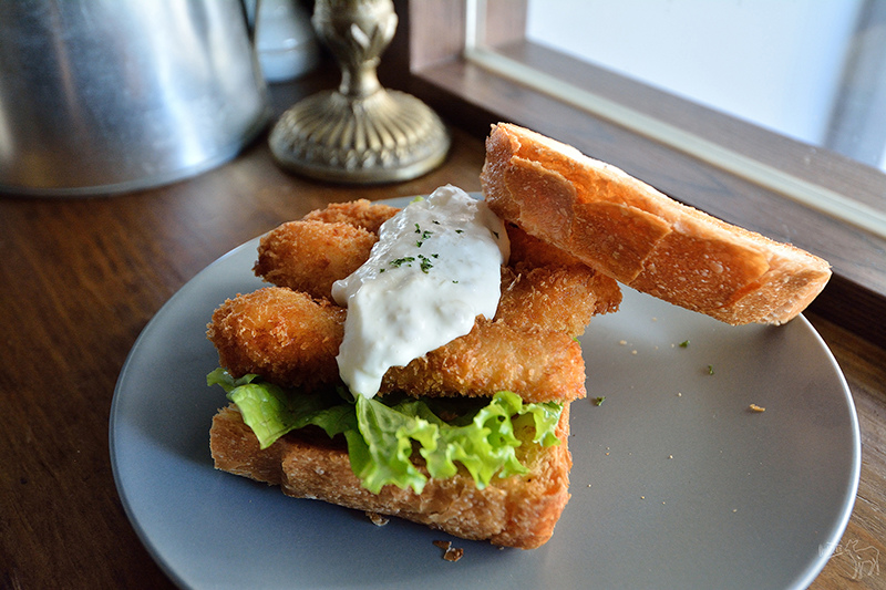 山房Mountain House 新竹早午餐:自製塔塔魚三明治,草莓醬多到滿出來的草莓吐司