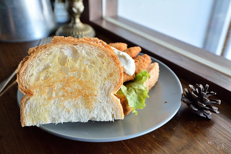 山房Mountain House 新竹早午餐:自製塔塔魚三明治,草莓醬多到滿出來的草莓吐司