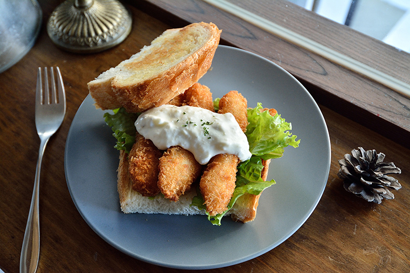 山房Mountain House 新竹早午餐:自製塔塔魚三明治,草莓醬多到滿出來的草莓吐司