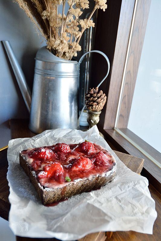 山房Mountain House 新竹早午餐:自製塔塔魚三明治,草莓醬多到滿出來的草莓吐司