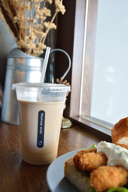 山房Mountain House 新竹早午餐:自製塔塔魚三明治,草莓醬多到滿出來的草莓吐司