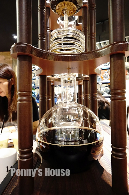 新竹巨城新開幕 - Cafe Lugo 鬆餅甜點不收服務費，新開幕飲品買一送一(附菜單/韓國咖啡廳)