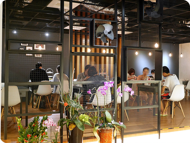 【暖呼呼鍋物】小鍋 mini hotpot 工業風格火鍋店醬料盒也好吸睛。台中市中區