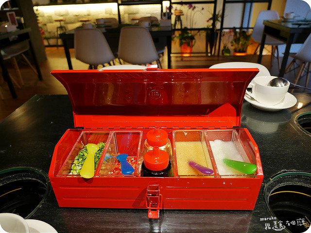 【暖呼呼鍋物】小鍋 mini hotpot 工業風格火鍋店醬料盒也好吸睛。台中市中區