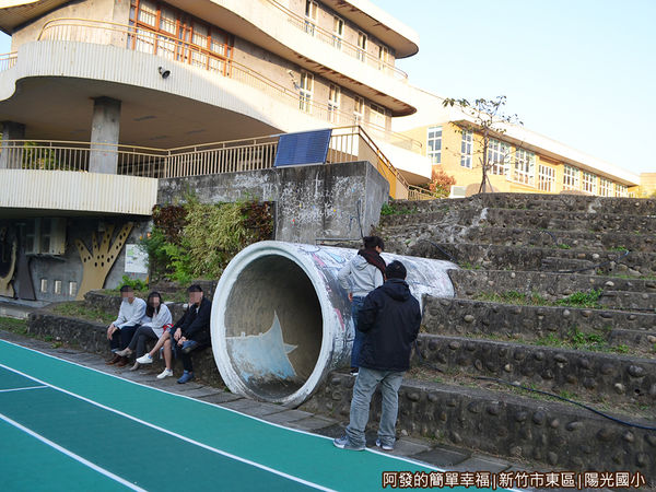 陽光國小21-多啦A夢卡通中公園內的大水管(涵管)