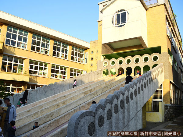 陽光國小11-兩層樓高的長造型溜滑梯