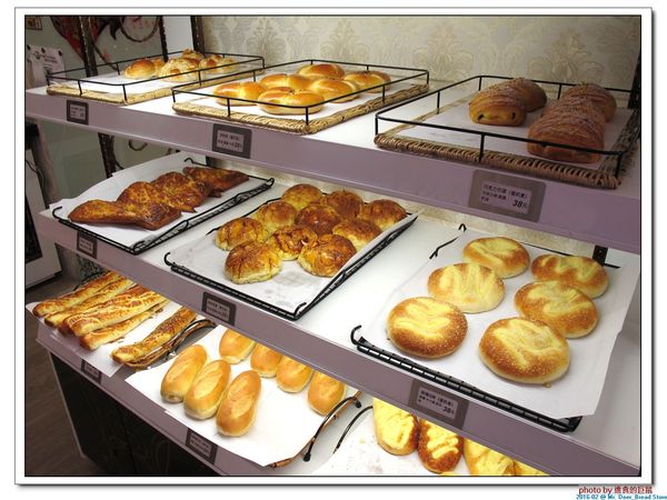 Mr. Deer：(台南東區。美食) Mr. Deer＿健康美味麵包店。真材實料。採用進口高級麵粉。獨家烘焙手法，讓麵包像會呼吸般蓬鬆。純粹美味吃的到!