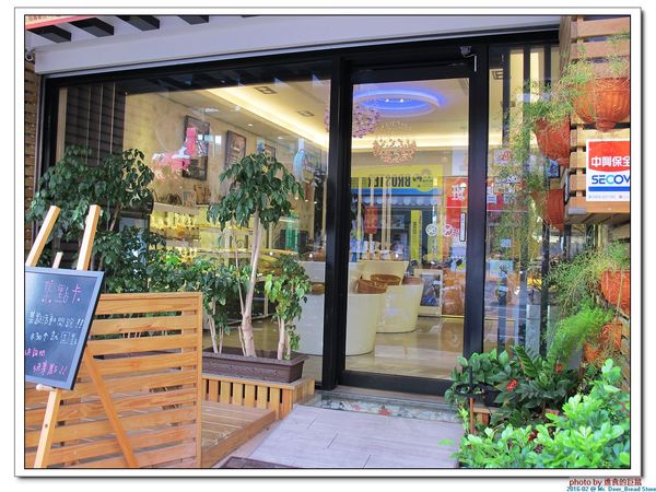 Mr. Deer：(台南東區。美食) Mr. Deer＿健康美味麵包店。真材實料。採用進口高級麵粉。獨家烘焙手法，讓麵包像會呼吸般蓬鬆。純粹美味吃的到!