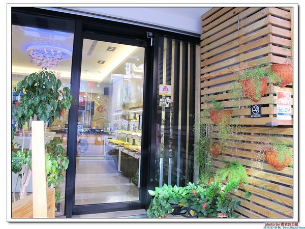 Mr. Deer：(台南東區。美食) Mr. Deer＿健康美味麵包店。真材實料。採用進口高級麵粉。獨家烘焙手法，讓麵包像會呼吸般蓬鬆。純粹美味吃的到!